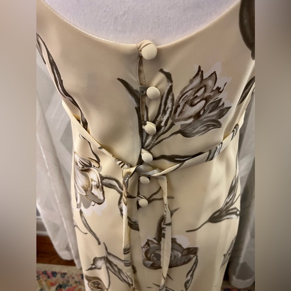 WHITE HOUSE Long Flowers Dress with Button Back - Picture 5 of 14